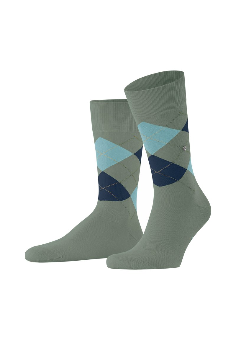 Para oliwkowych skarpetek do połowy łydki z niebieskim i granatowym wzorem w romby po bokach na białym tle.