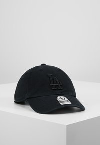Gorra de béisbol negra hecha de algodón, con un logo bordado de "LA". Correa ajustable en la parte trasera y visera curveada.