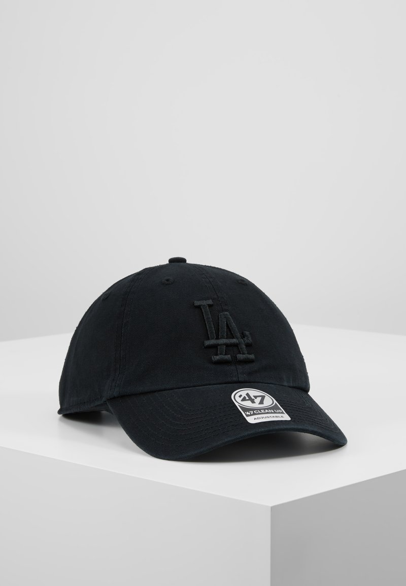Gorra de béisbol negra hecha de algodón, con un logo bordado de "LA". Correa ajustable en la parte trasera y visera curveada.