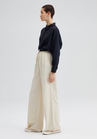 Touché Privé ELASTIC WAISTED GABARDINE - Hlače - stone