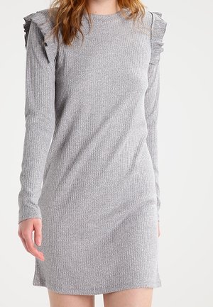 Abito grigio a coste con maniche lunghe, presenta dettagli a volant sulle spalle, una texture morbida e una silhouette aderente.