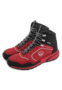 Czerwono-czarne wodoodporne buty trekkingowe mają syntetyczny wierzch, wyściełany kołnierz, szare sznurowadła oraz teksturowaną gumową podeszwę zapewniającą przyczepność.