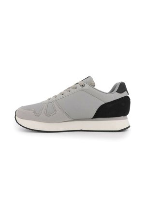 Sneaker da uomo grigia e nera con chiusura a lacci, fodera in tessuto morbido e suola bianca, mostrata di profilo su sfondo bianco.
