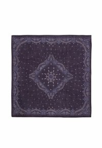 Pañuelo cuadrado de color púrpura oscuro con intrincados patrones de paisley en azul y blanco, con un acabado texturizado y bordes decorativos.
