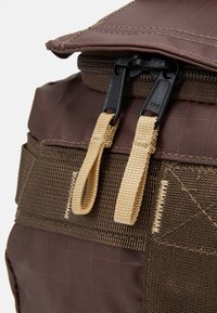 The North Face BASE CAMP VOYAGER DUFFEL 32L UNISEX - Hétvégi táska - smokey brown/khaki stone