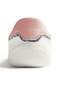 Zapatilla blanca con suela texturizada, parte superior de cuero rosa, diseño acanalado y detalles de lentejuelas plateadas a lo largo del borde. Logotipo de la marca visible.