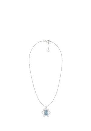 Collana a catena in argento con pendente in pietra preziosa blu rettangolare circondato da piccole pietre trasparenti, chiusura a moschettone con piccolo charm a forma di cuore.
