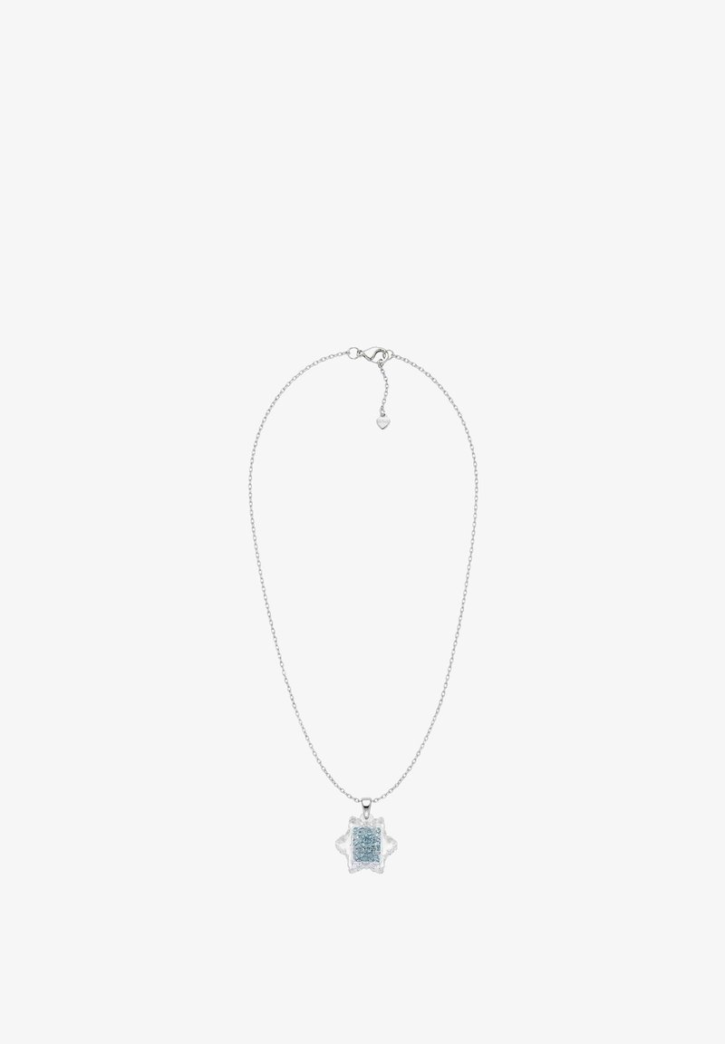 Collier chaîne en argent avec pendentif en pierre précieuse bleue rectangulaire entouré de petites pierres claires, fermeture à mousqueton avec petit charm cœur.