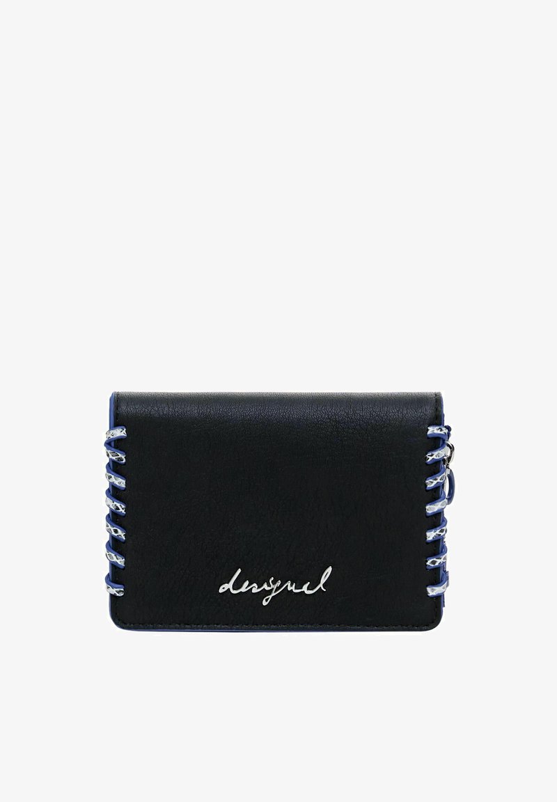 Juodas odinis piniginės su mėlynu siūlų akcentu, su sidabro logotipu apačioje ir elegantiška stačiakampio forma.