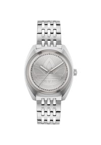 Montre en métal argenté avec un boîtier rond, un cadran texturé et un logo gravé. Elle est dotée d'un bracelet à maillons et de simples aiguilles argentées.
