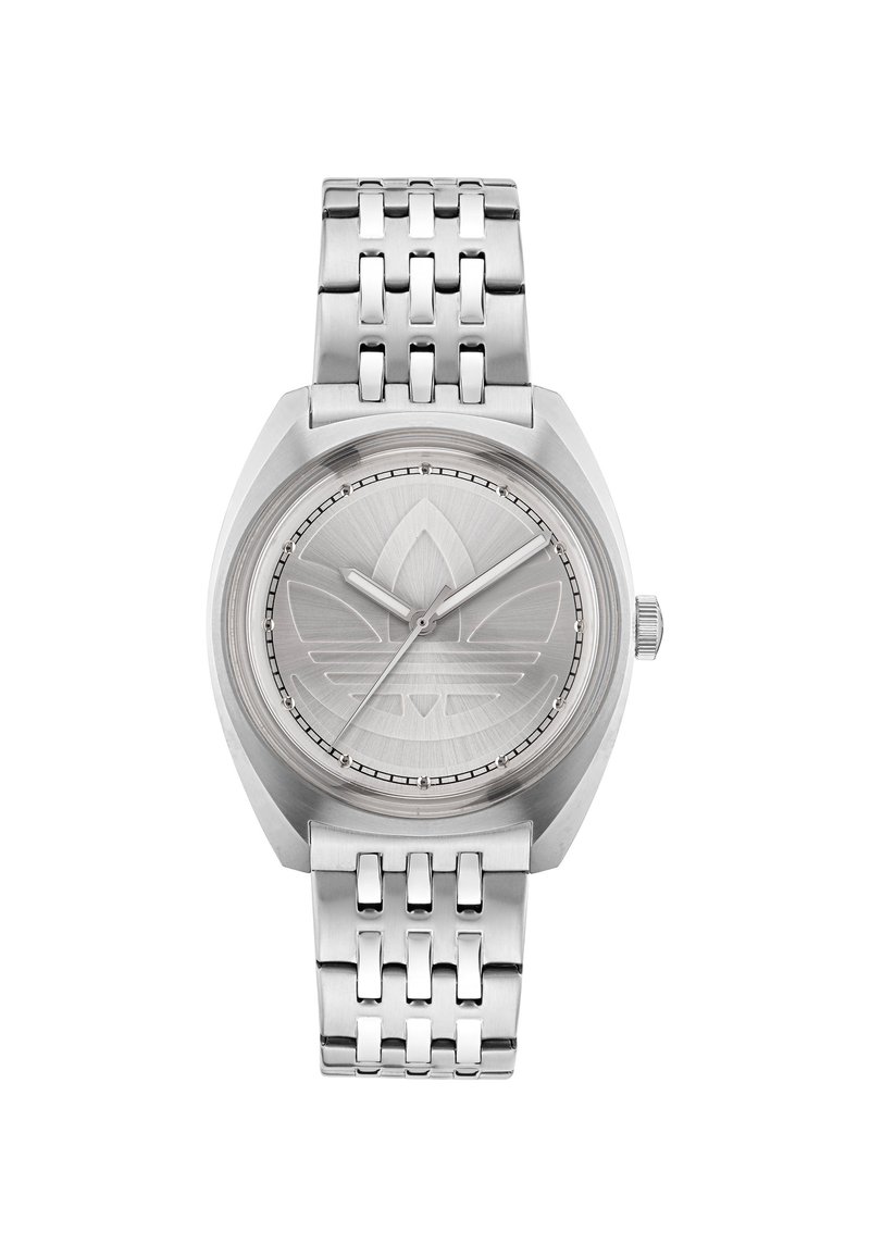 Montre en métal argenté avec un boîtier rond, un cadran texturé et un logo gravé. Elle est dotée d'un bracelet à maillons et de simples aiguilles argentées.