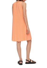 s.Oliver MIT PLISSEEFALTEN - Sukienka z dżerseju