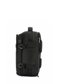 Czarny plecak wykonany z trwałego nylonu o prostokątnym kształcie, z suwakiem, klamrami i siateczkowymi akcentami. Zawiera boczne kieszenie i górny uchwyt.