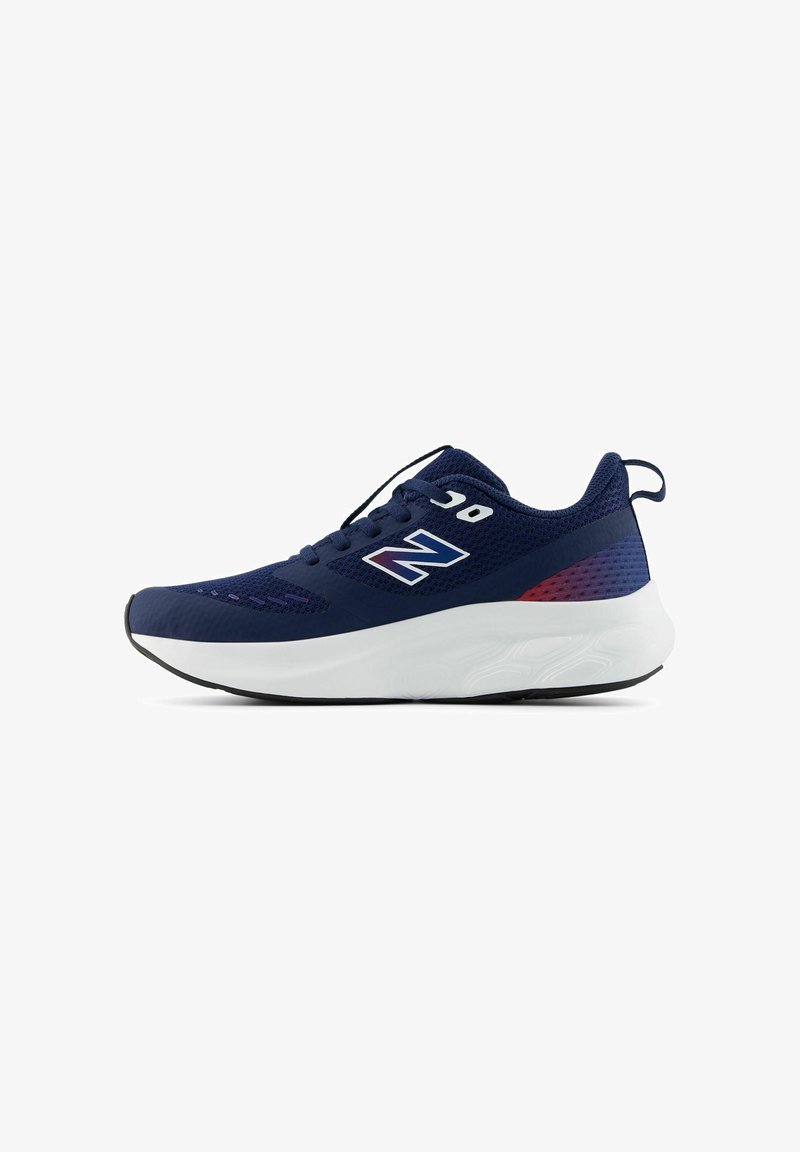 Chaussures de sport bleu marine avec tige en mesh, semelle intermédiaire blanche, semelle texturée et accents réfléchissants. Fermeture à lacets ajustable pour un maintien sécurisé.