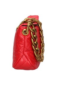 Borsa trapuntata rossa con tracolla in oro, caratterizzata da una finitura in pelle testurizzata e una forma strutturata per una maggiore stabilità.