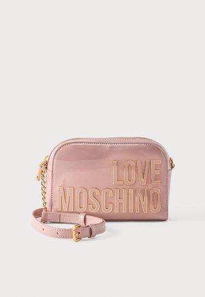 Geantă roz lucioasă de purtat pe umăr, cu bretea din lanț auriu și inscripție îndrăzneață „LOVE MOSCHINO” aurie pe față.