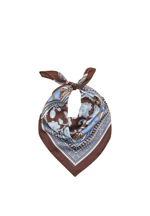 Foulard di seta quadrato con motivi paisley floreali marroni e blu, annodato con un nodo morbido su sfondo bianco.