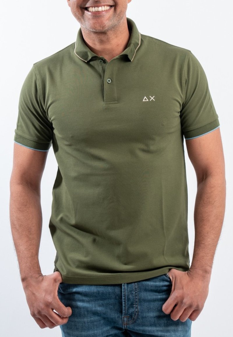 Polo shirt verde oliva con maniche corte, dotato di una patta con due bottoni e dettagli in azzurro chiaro sui polsini.