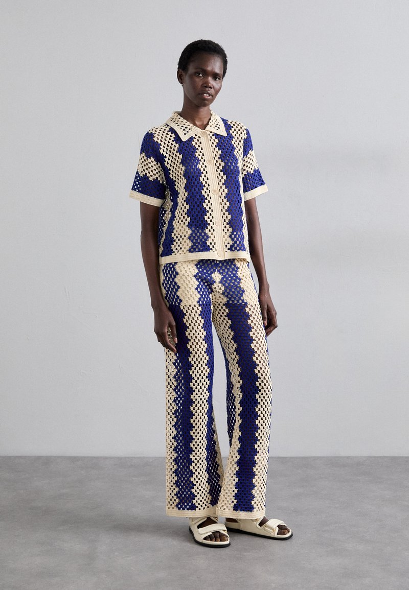 sandro - PANTALON  - Stoffhose - bleu/ecru, Vergrößern