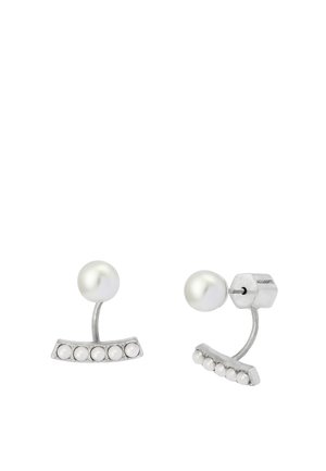 Boucles d'oreilles en argent avec un grand perle sur le dessus et une barre courbée en dessous ornée de cinq petites perles, posées sur un fond blanc.