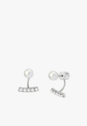 Boucles d'oreilles en argent avec un grand perle sur le dessus et une barre courbée en dessous ornée de cinq petites perles, posées sur un fond blanc.
