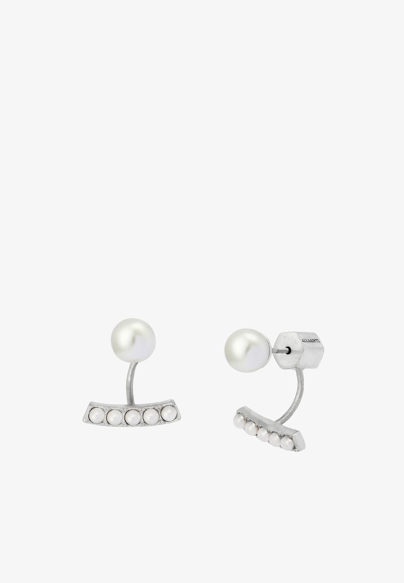 Boucles d'oreilles en argent avec un grand perle sur le dessus et une barre courbée en dessous ornée de cinq petites perles, posées sur un fond blanc.