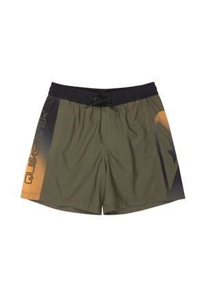 Olijfgroene zwembroek met zwarte elastische tailleband, trekkoord, zijzakken en een verloop van oranje naar zwart Quiksilver-logo op de zijkanten.