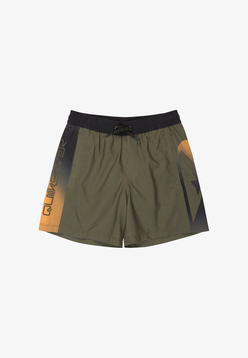 Shorts de bain vert olive avec taille élastique noire, cordon de serrage, poches latérales et logo Quiksilver dégradé orange-noir sur les côtés.
