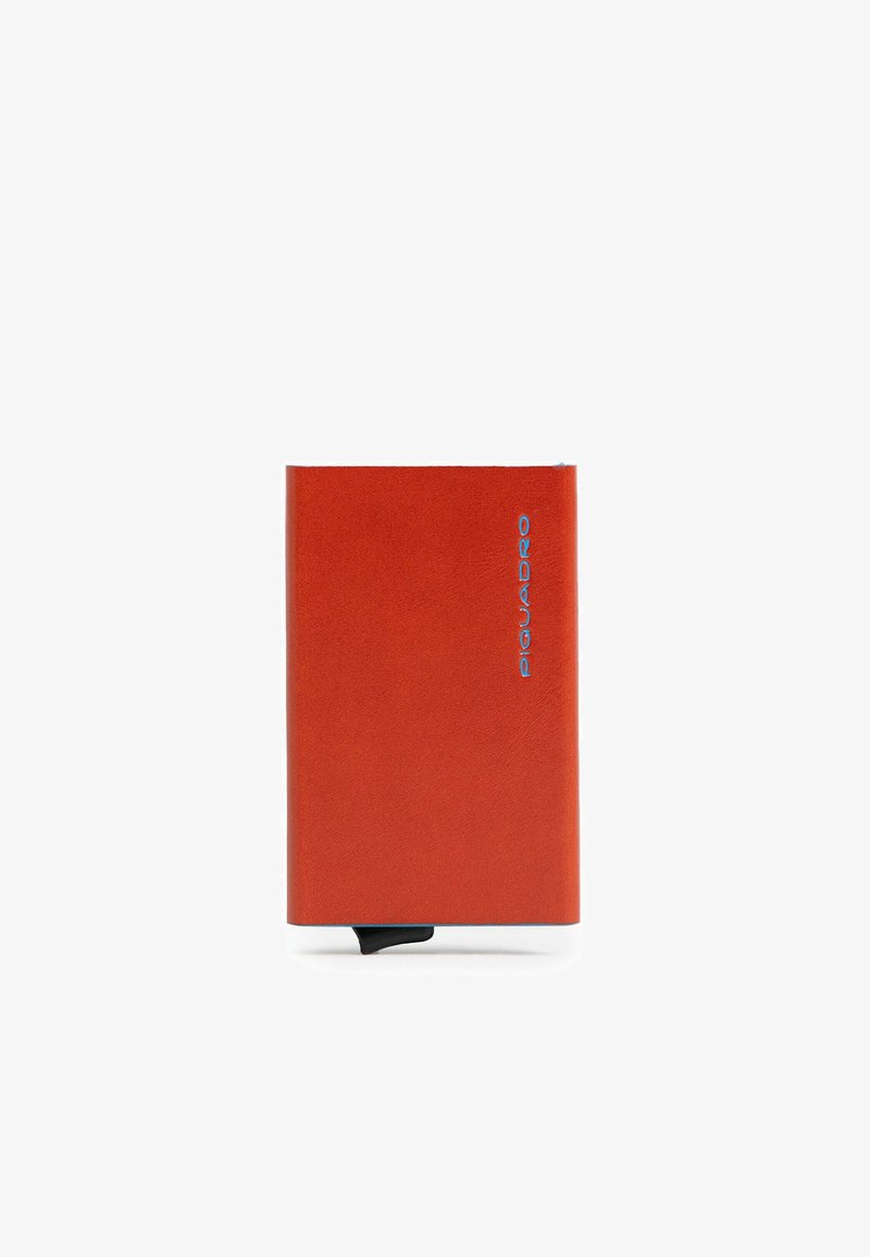 Oranje leren portemonnee met een matte afwerking, voorzien van een blauwe merklogo en een zwart trekbandje aan de onderkant voor gemakkelijke toegang. Slank ontwerp.