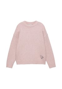 Maglione a maniche lunghe in morbido rosa lavorato a maglia con colletto, polsini e orlo a coste, e un piccolo cuore nero con testo vicino all'orlo inferiore.