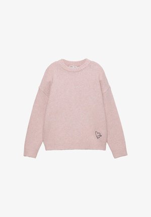 Zachtroze gebreide trui met lange mouwen, geribde kraag, manchetten en zoom, en een klein zwart hartje met tekst vlak bij de onderzoom.