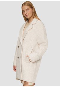 Hellbeige Wollmischung Mantel mit leicht strukturiertem Finish, Reverskragen, doppelt geknöpften Knöpfen und Seitentaschen.
