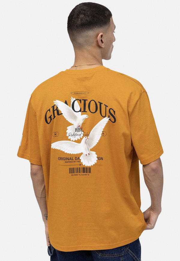 KETHAN TEE BOXY FIT - Print T-shirt - inca gold