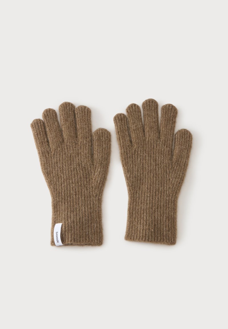 Paire de gants en laine tricotée côtelée marron avec cinq doigts, posés à plat sur un fond blanc uni.