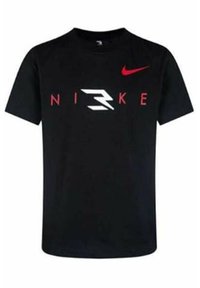 T-shirt in cotone nero con logo Nike rosso e scritta bianca "NIKE 3" sul petto; maniche corte e scollatura a girocollo.