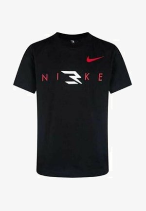 T-shirt in cotone nero con logo Nike rosso e scritta bianca "NIKE 3" sul petto; maniche corte e scollatura a girocollo.