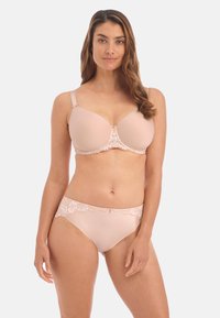 Lichtroze bh en bijpassende slipjes van gladde stof, met kanten accenten. De bh biedt gestructureerde ondersteuning met verstelbare bandjes.