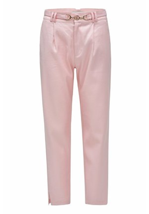 Pantalones rosa hechos de tejido suave, con una cintura estrecha y una hebilla de cinturón en tono dorado, pinzas y aberturas en los laterales del dobladillo.