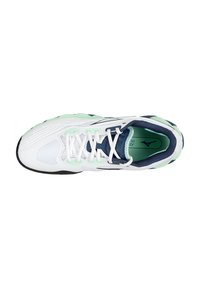Scarpa sportive bianche con tomaia in rete, accenti blu navy e suola verde. Presenta lacci, colletto imbottito e motivo testurizzato.