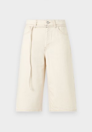 Τζιν σορτς σε χρώμα κρέμα μέχρι το γόνατο με θηλιές για ζώνη, κουμπί μπροστά, φερμουάρ, τσέπες και λωρίδα υφάσματος που κρέμεται χαλαρά στην αριστερή πλευρά.