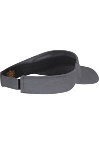 Grå stofskygge med en buet skygge og justerbart bånd. Har en glat tekstur og et minimalistisk design. Ingen mønstre eller hardware-detaljer.