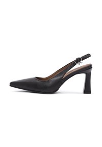 Sandal con tacco slingback in pelle nera, con punta affusolata, tacco a blocco di 3 pollici e dettagli decorativi in argento sulla cinghia alla caviglia. Texture liscia.