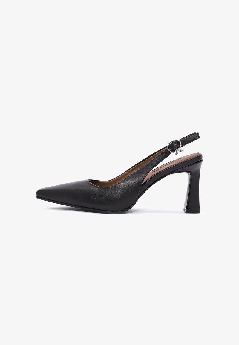 Talons hauts slingback en cuir noir avec un bout pointu, un talon carré de 3 pouces et des accessoires en argent décoratifs sur la bride de cheville. Texture lisse.