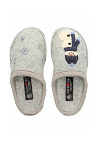 Pantuflas grises de felpa con un diseño de muñeco de nieve en la puntera, con acentos azules y patrones de copos de nieve. Textura suave y forma redondeada.