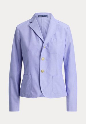 Jasnofioletowa marynarka na jedno zapięcie z klapami z wycięciem, dwoma beżowymi guzikami i trzema kieszeniami naszywanymi, prezentowana na białym tle.