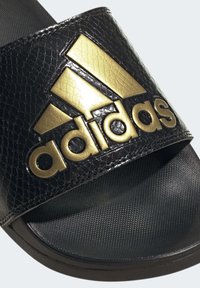 adidas Performance ADILETTE COMFORT - Kummikingad - core black/gold metallic