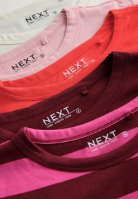 Četri garas piedurknes T-krekli ar apaļu kaklu: krēmkrāsas, rozā, sarkani un bordo, ar mīkstu kokvilnas materiālu un redzamām zīmola etiķetēm.