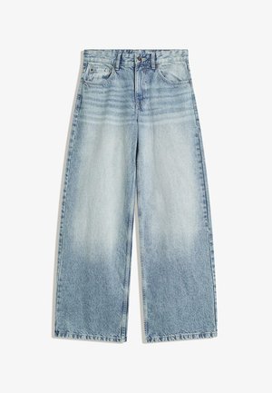 Lyseblå jeans med vide ben, med falmet vask, knaplukning foran og femlomme-design, lagt fladt på hvid baggrund.