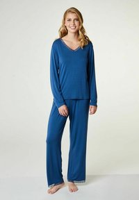 Blauw pyjama set met lange mouwen en een V-hals, voorzien van kant langs de halslijn en de zoom van de broek. Zacht materiaal met een comfortabele pasvorm.