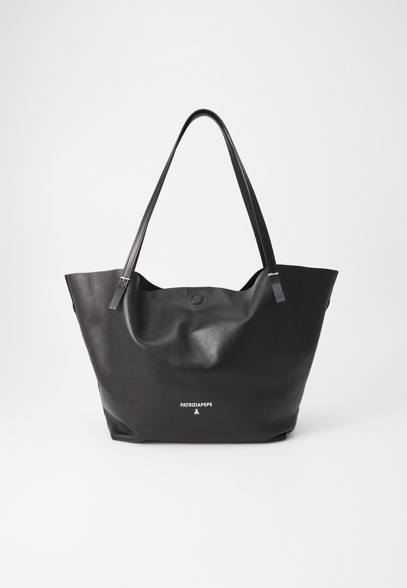Sac fourre-tout en cuir noir avec une texture douce, ouverture en haut, deux longues poignées et impression du logo à l'avant. Dispose d'un intérieur spacieux.